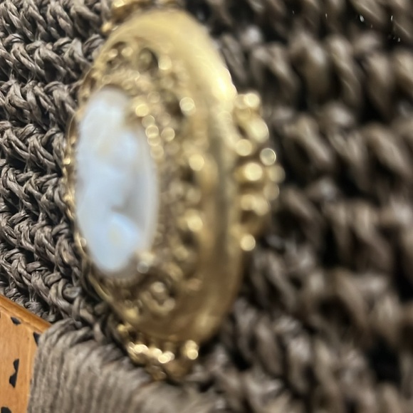 Hand carved shell lady cameo pin, accent signed Florenza collar pin - Picture 2 of 5